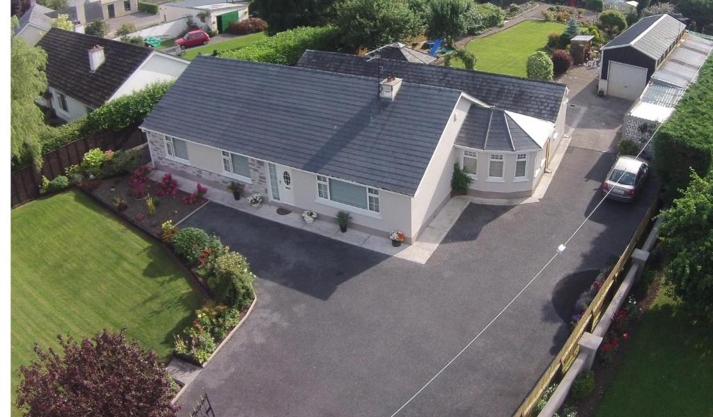 an overhead view of a white house with a driveway at Barrow View B&B in Mountmellick