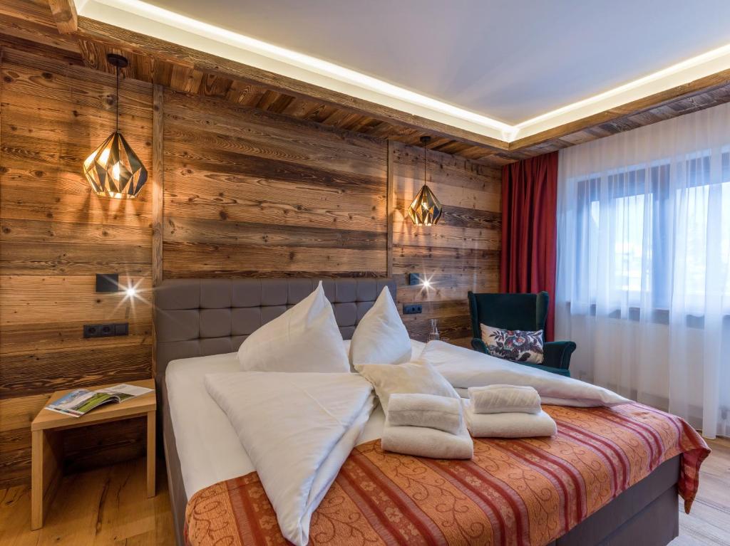 una camera con un letto e una parete in legno di Tennenwirt a Söll