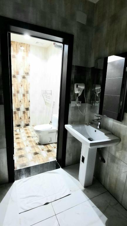 Koupelna v ubytování جولدن نيو جوان - Golden New Gewan Hotel