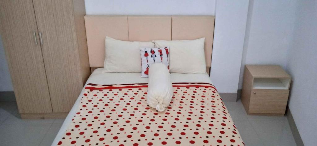 Postel nebo postele na pokoji v ubytování Guest House Pinarak 2 Syariah near GOR Satria Purwokerto Mitra RedDoorz