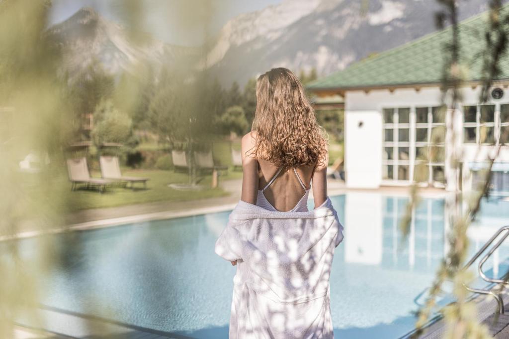 Nespecifikovaný výhled na hory nebo výhled na hory při pohledu z hotelu