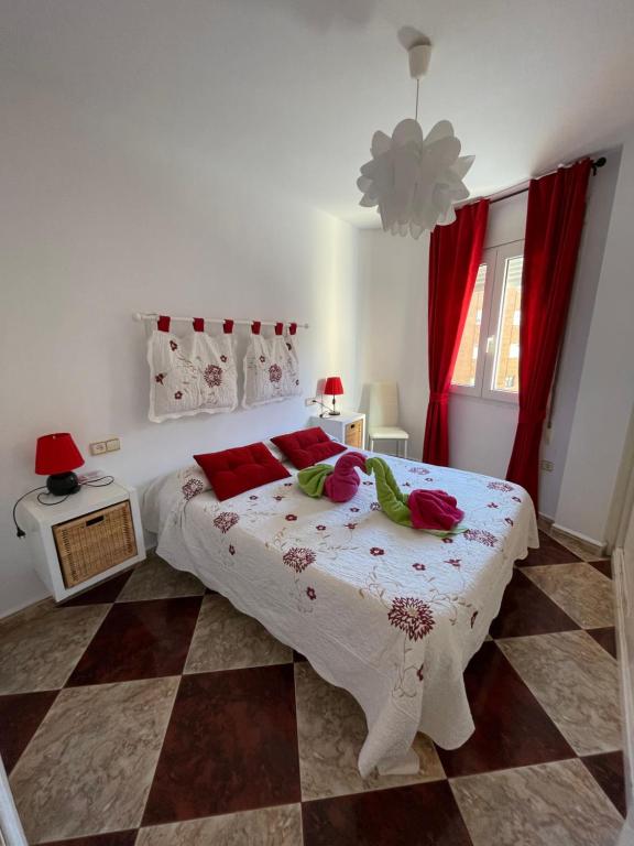 Un dormitorio con una cama con rosas. en Apartamento Beatriz, en Cuenca