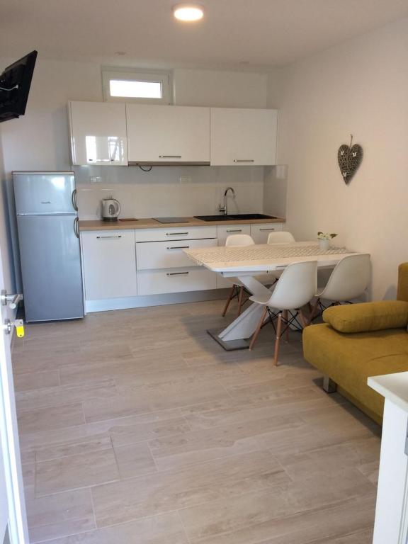 Kuchyň nebo kuchyňský kout v ubytování Apartment in Podgora with sea view, terrace, air conditioning, WiFi 4492-1