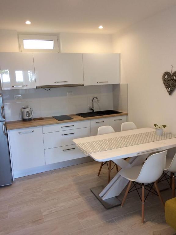 Kuchyň nebo kuchyňský kout v ubytování Apartment in Podgora with sea view, terrace, air conditioning, WiFi 4492-1