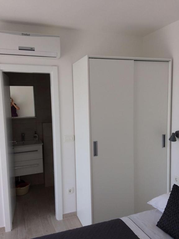 Posteľ alebo postele v izbe v ubytovaní Studio apartment in Podgora with sea view, balcony, air conditioning, WiFi 4492-4