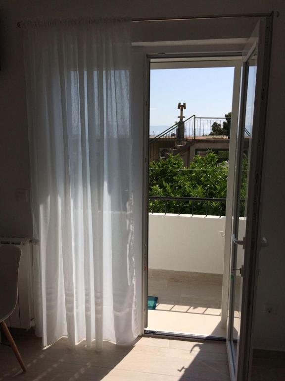 Balkón alebo terasa v ubytovaní Studio apartment in Podgora with sea view, balcony, air conditioning, WiFi 4492-4
