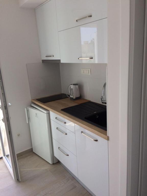 Kuchyňa alebo kuchynka v ubytovaní Studio apartment in Podgora with sea view, balcony, air conditioning, WiFi 4492-4