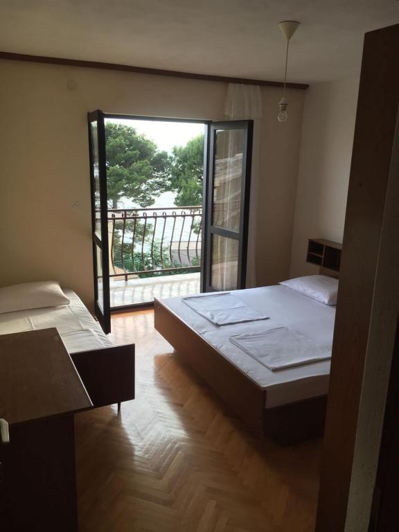 Postel nebo postele na pokoji v ubytování Apartment in Podgora with sea view, terrace, WiFi 4492-5