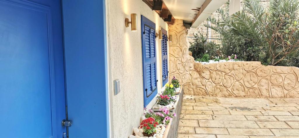 Φωτογραφία από το άλμπουμ του Stylish apartment with private parking by the marina σε Άκρα