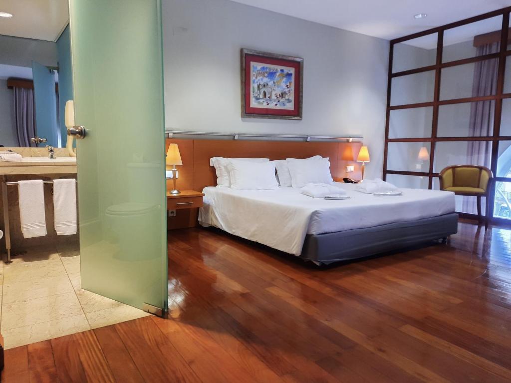 Postel nebo postele na pokoji v ubytování Azoris Angra Garden – Plaza Hotel