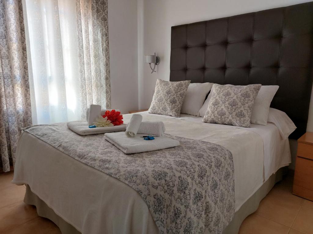Cama ou camas em um quarto em Apartamento Nerja Beach