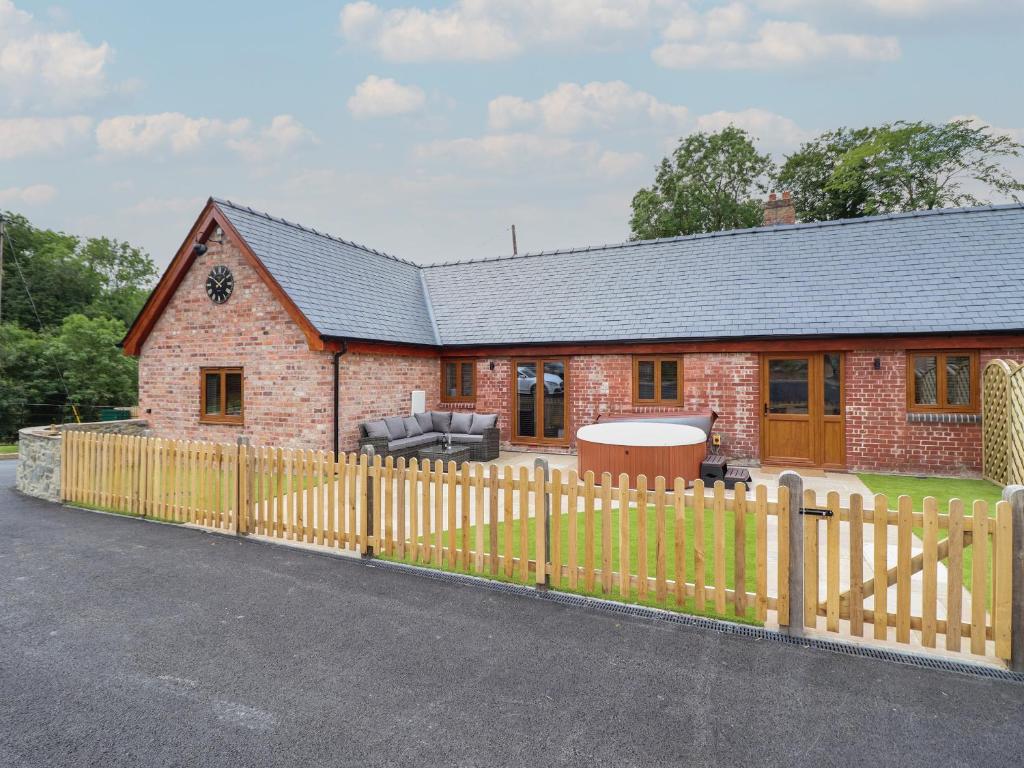 LlandyssilにあるThe Clockhouseのレンガ造りの家
