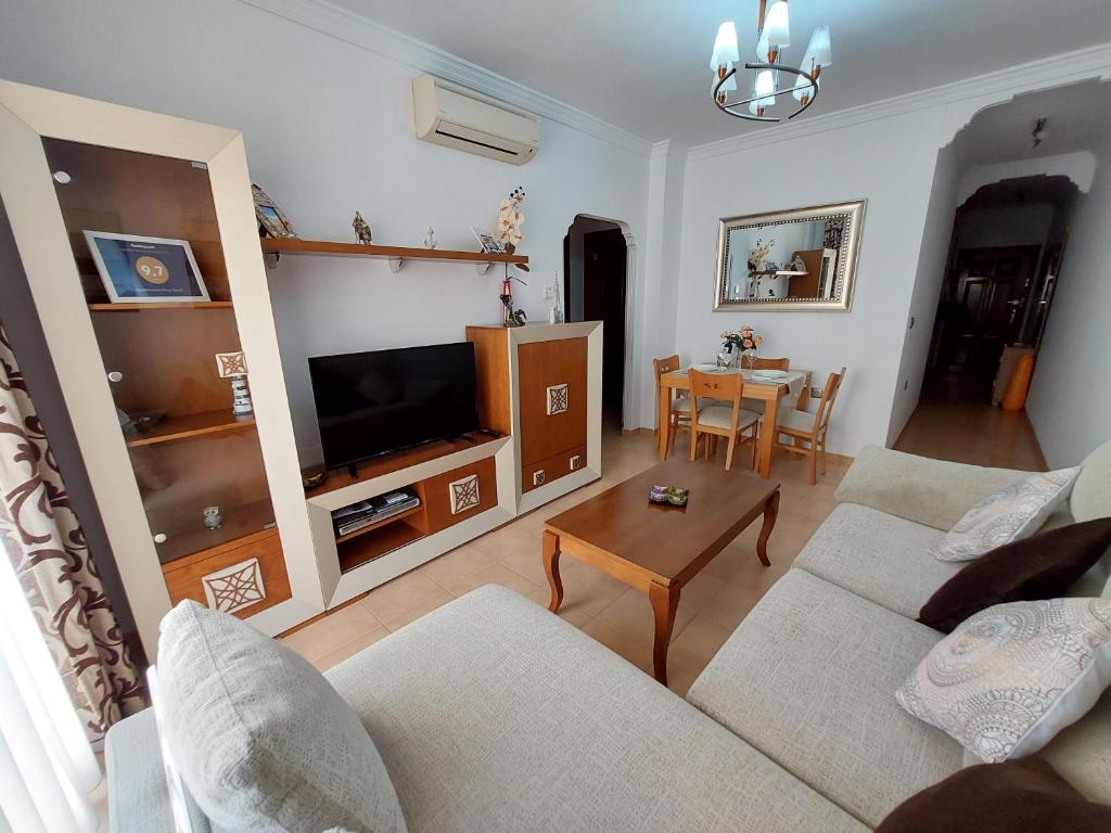 Uma TV ou centro de entretenimento em Apartamento Nerja Beach