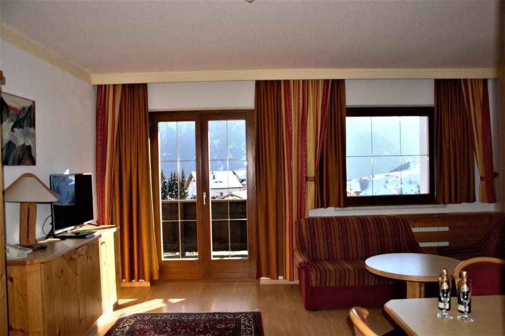 TV a/nebo společenská místnost v ubytování Hotel am Römerweg