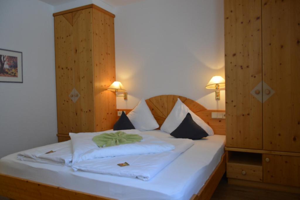 Postel nebo postele na pokoji v ubytování Hotel am Römerweg