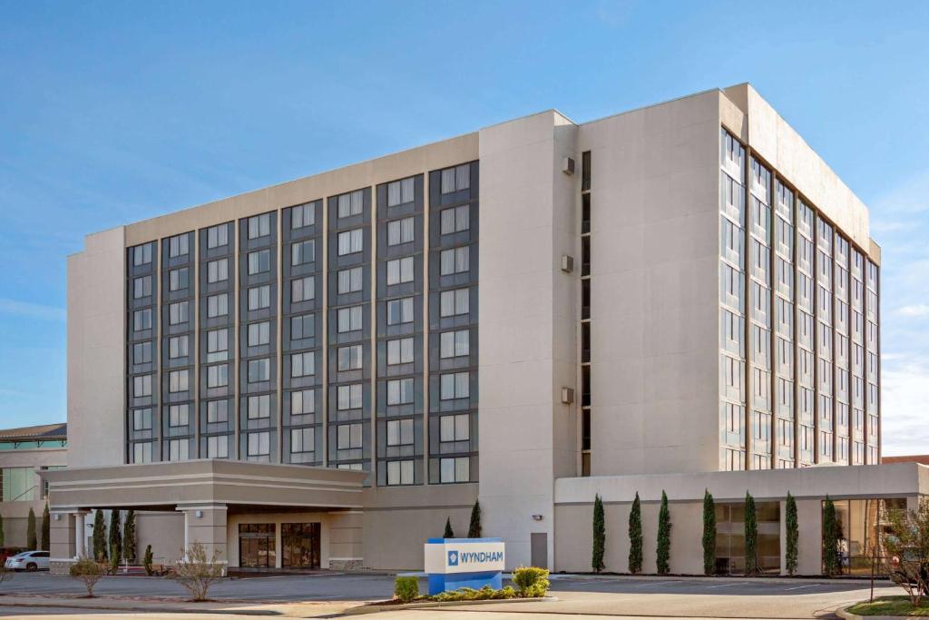 a rendering of the front of the hotel at Wyndham Fort Smith City Center in Fort Smith