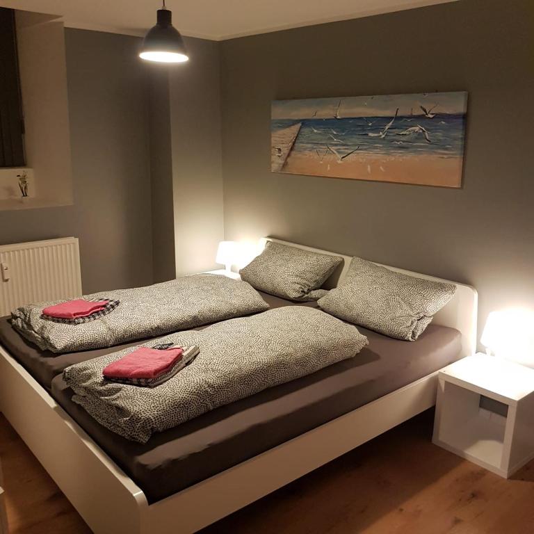 een bed met twee kussens in een kamer bij Flensburg Zentrum 69 4 in Flensburg