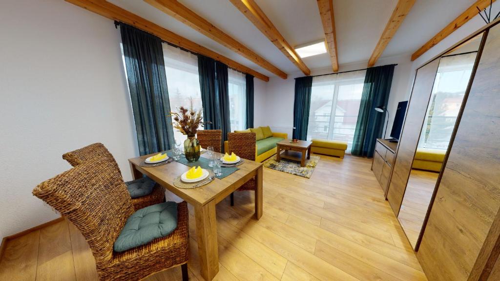 ein Wohnzimmer mit einem Tisch und Stühlen in der Unterkunft Apartmány Podkova in Levoča