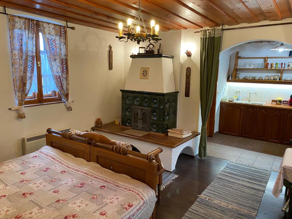 sypialnia z piecem opalanym drewnem w pokoju w obiekcie Öregház 1839 w mieście Csopak
