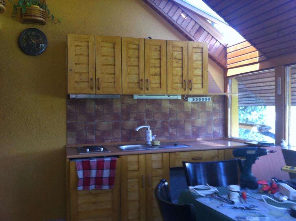 Kuchnia lub aneks kuchenny w obiekcie Aktiv pihenés apartman