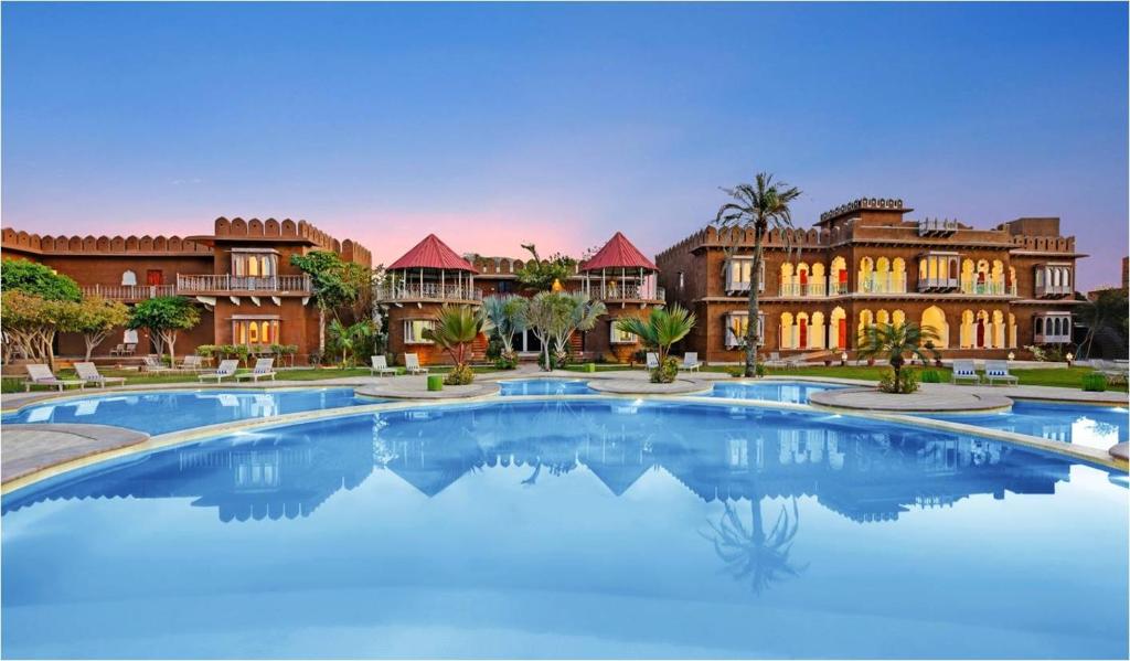 Bazén v ubytování Pushkar Fort - Luxury Heritage Resort nebo v jeho okolí
