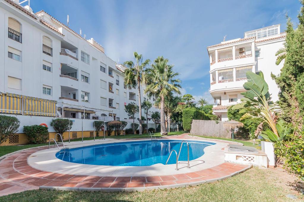 Basen w obiekcie Lovely 2 Bedroom Apartment w/ large garden + pools lub w pobliżu