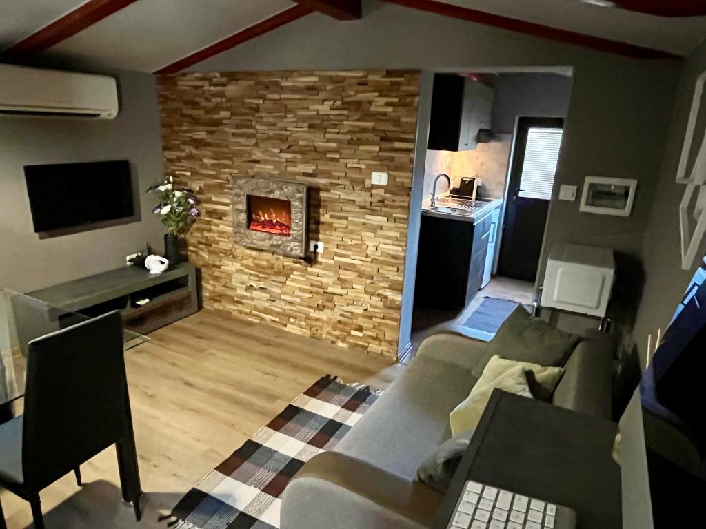 uma sala de estar com um sofá e uma lareira em Apartment Eos em Strunjan