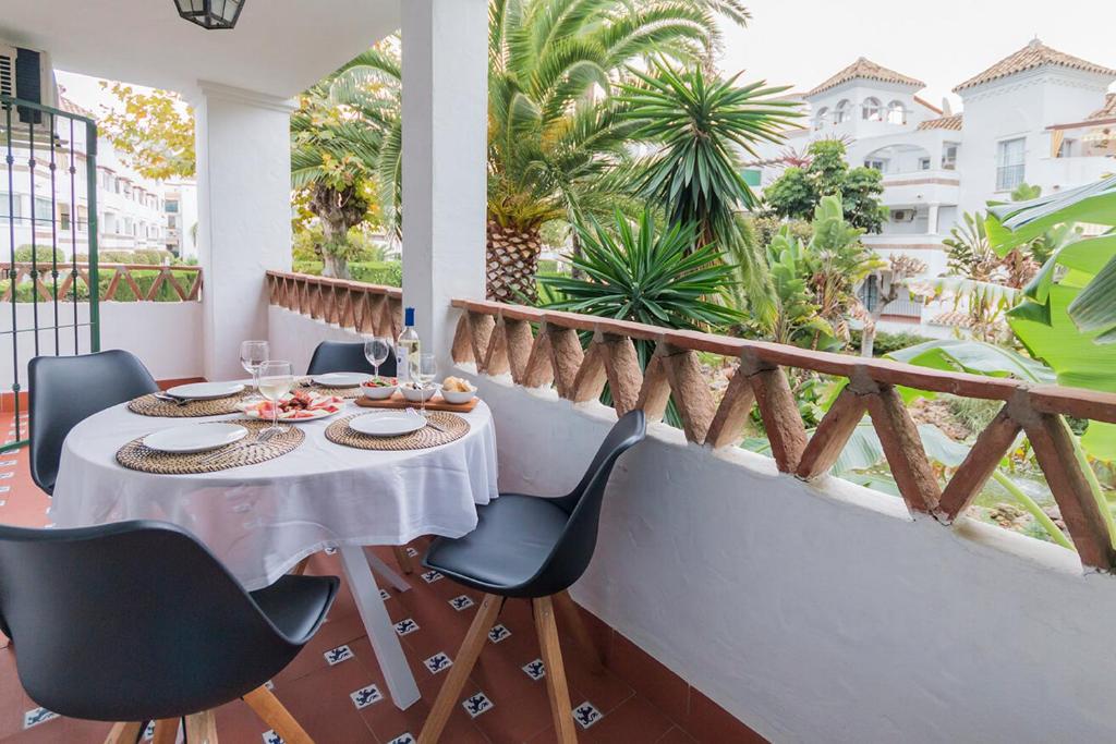 Balkon lub taras w obiekcie Lovely 2 Bedroom Apartment w/ large garden + pools