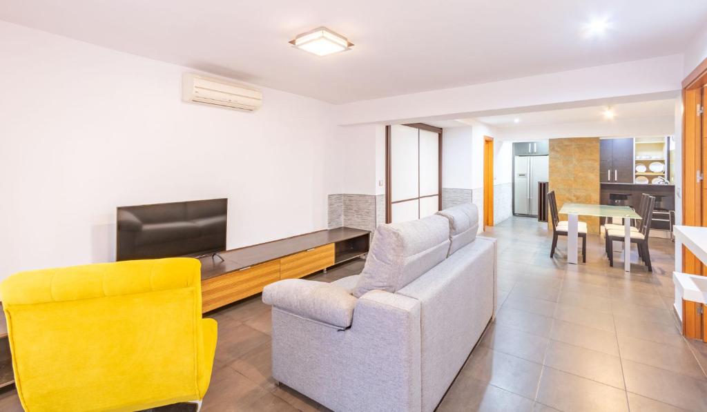 TV a/nebo společenská místnost v ubytování Alhondiga Oasis Suite by Valcambre