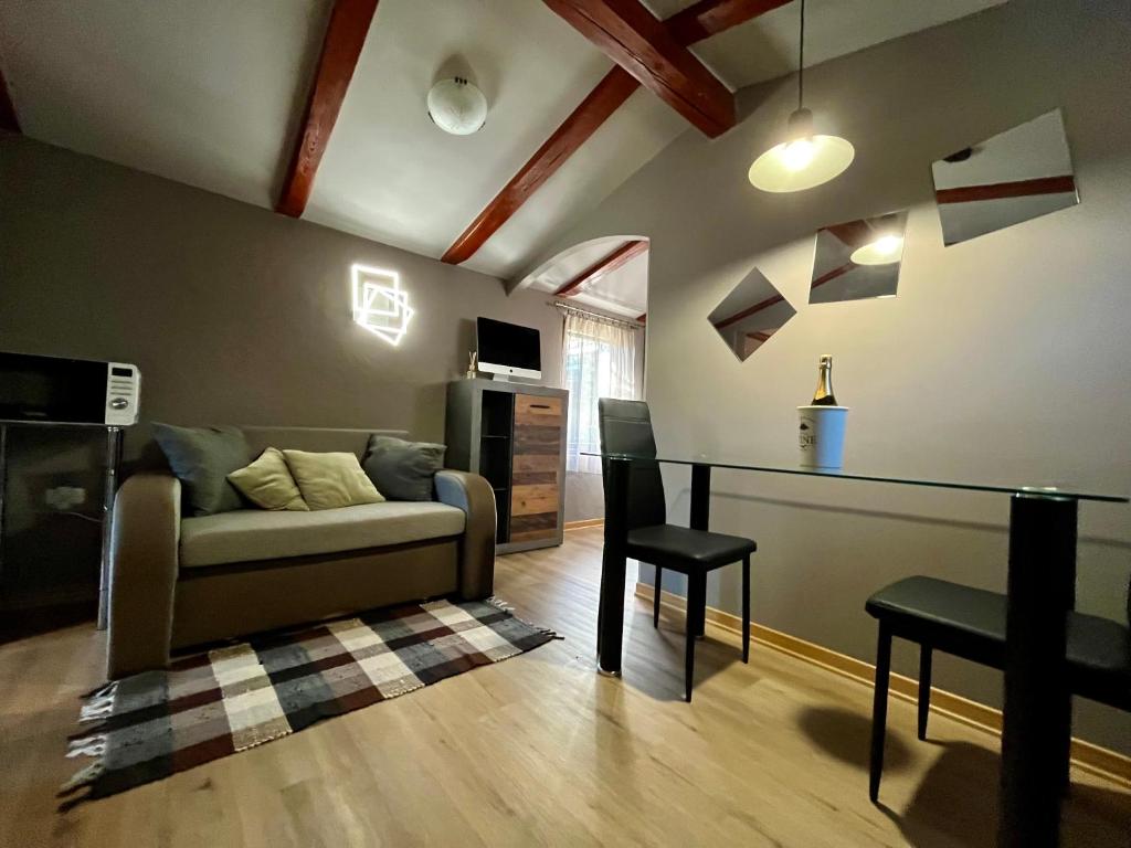 - un salon avec un canapé et une table dans l'établissement Apartment Eos, à Strunjan