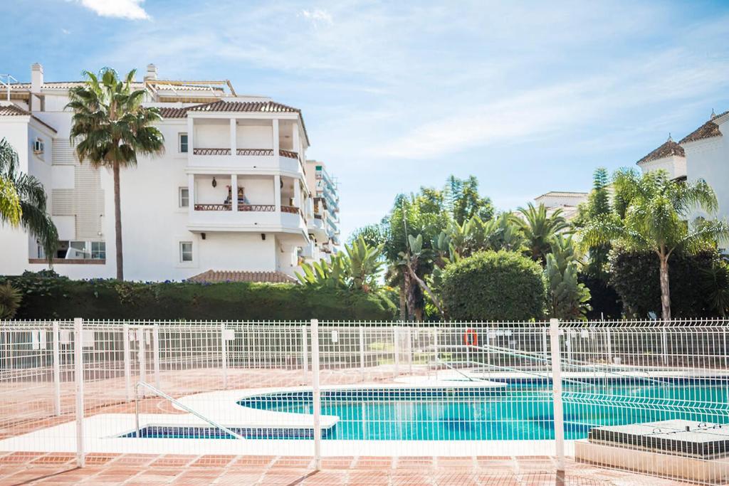 Basen w obiekcie Lovely 2 Bedroom Apartment w/ large garden + pools lub w pobliżu