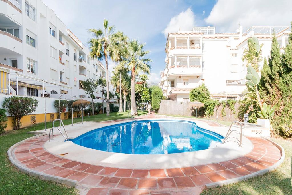 Basen w obiekcie Lovely 2 Bedroom Apartment w/ large garden + pools lub w pobliżu