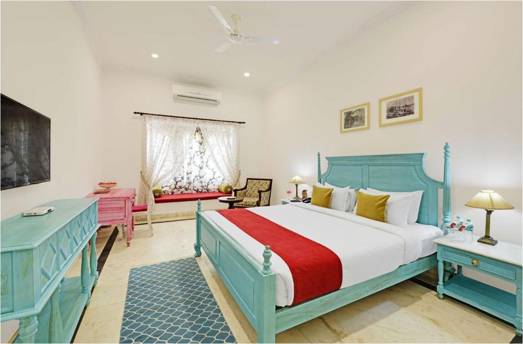 Postel nebo postele na pokoji v ubytování Pushkar Fort - Luxury Heritage Resort