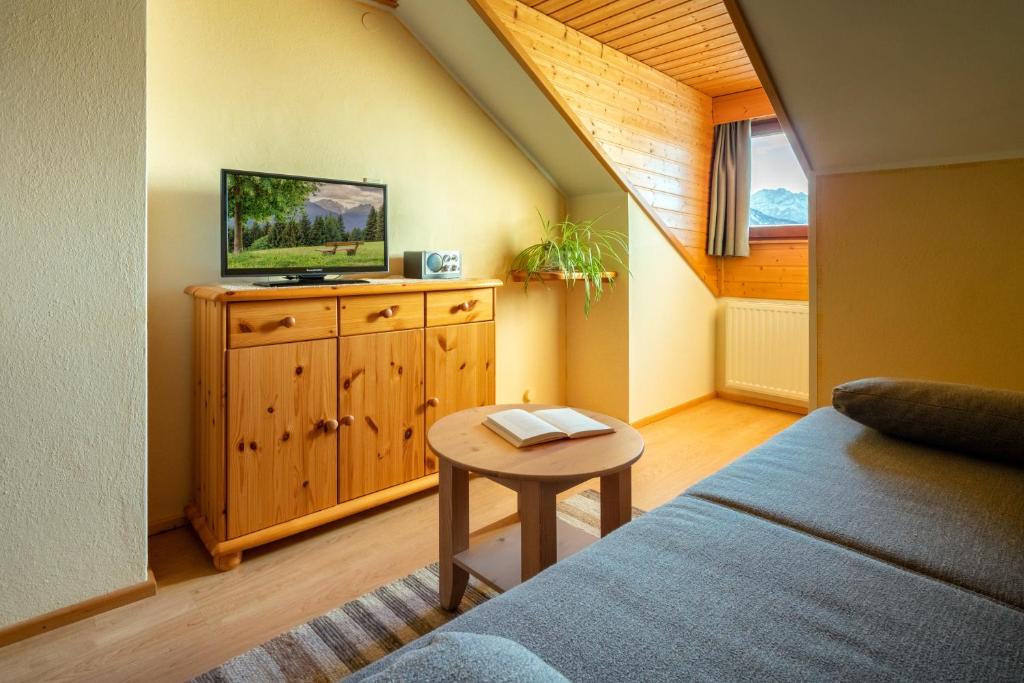 Televízia a/alebo spoločenská miestnosť v ubytovaní Hauserhof am Goldberg