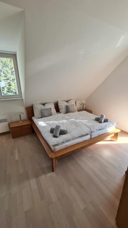Postel nebo postele na pokoji v ubytování Horní Mísečky - apartmán M20