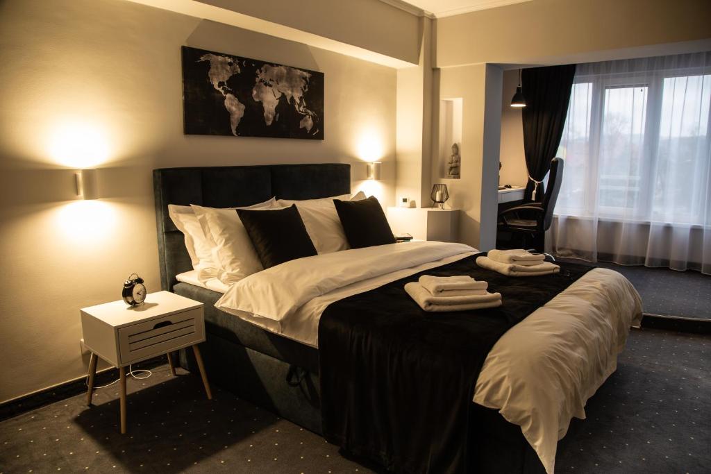 ファガラシュにあるCITADEL VIEW Apartmentの大きなベッドと窓が備わるホテルルームです。