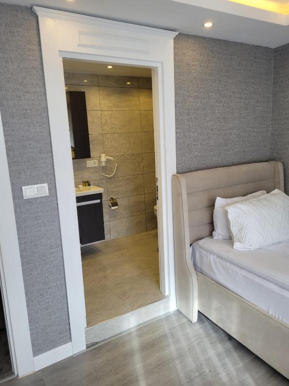 Postel nebo postele na pokoji v ubytování Mr BEYAZ HOTEL