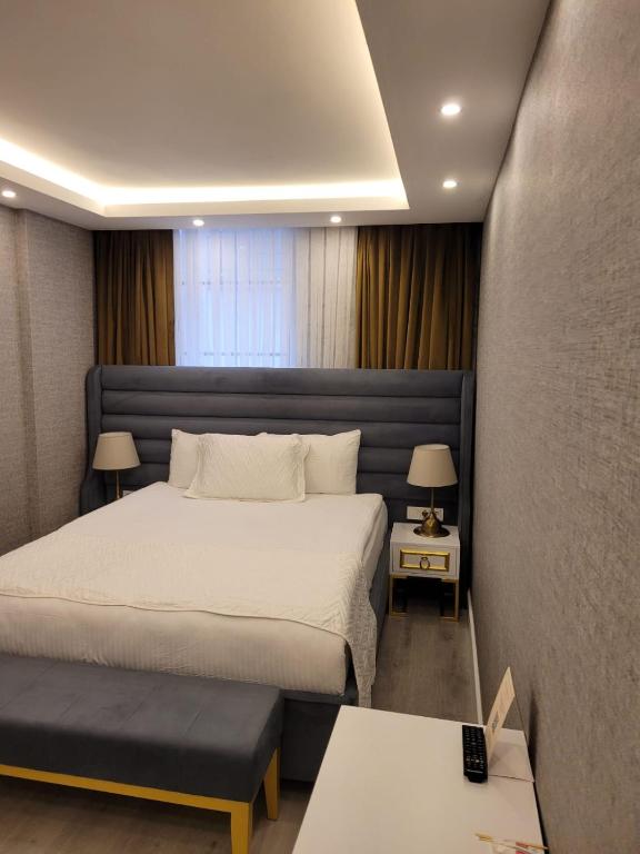 Postel nebo postele na pokoji v ubytování Mr BEYAZ HOTEL