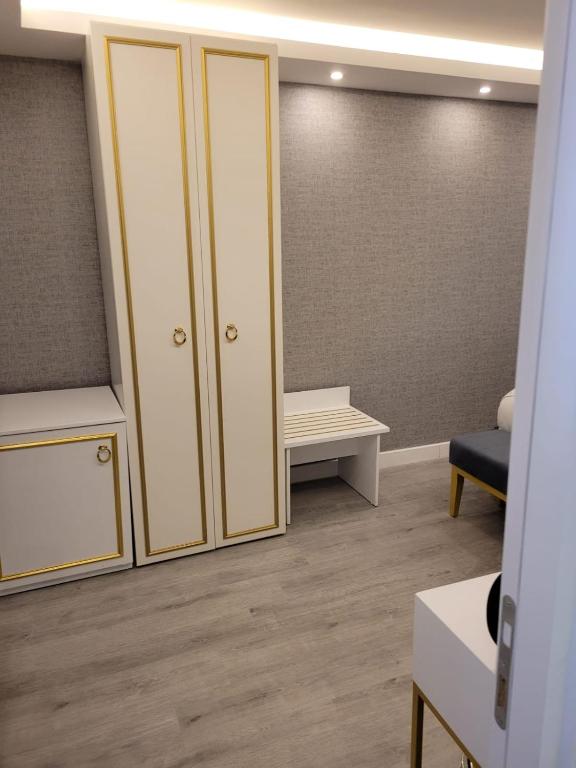 Postel nebo postele na pokoji v ubytování Mr BEYAZ HOTEL