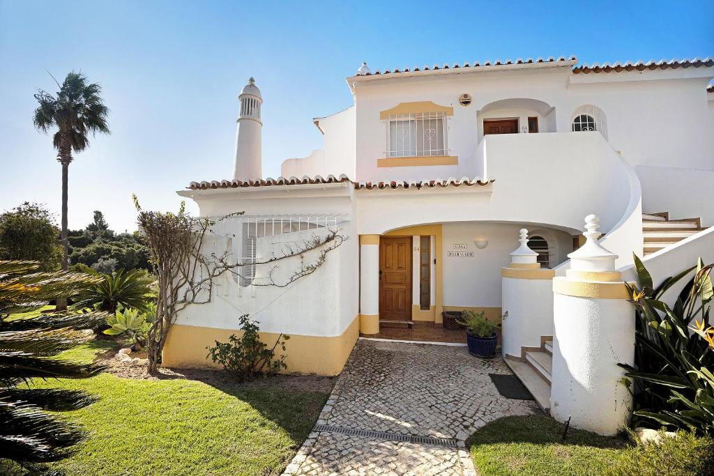 Una casa con un faro a un lado. en Casa Primavera en Carvoeiro