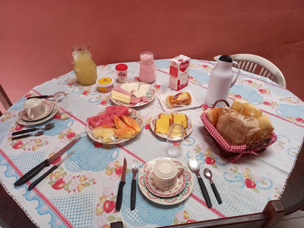 Options de petit-déjeuner proposées aux clients de l'établissement Suíte Pegadas na Areia
