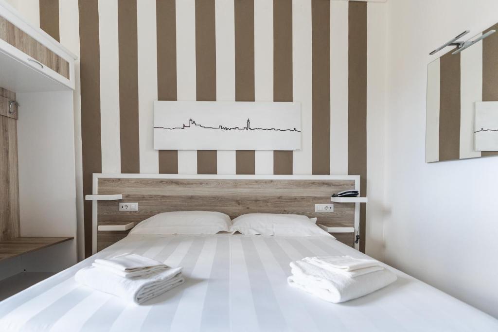 Łóżko lub łóżka w pokoju w obiekcie Albergo Centrale