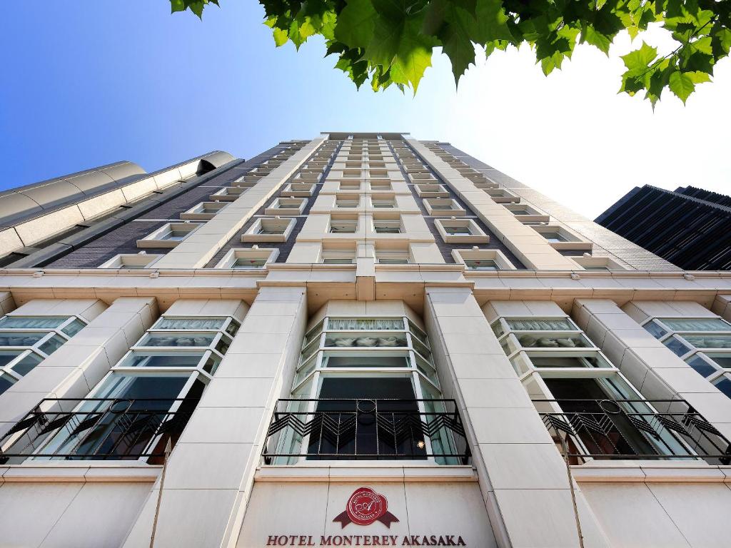 un edificio blanco alto con un letrero. en Hotel Monterey Akasaka, en Tokio