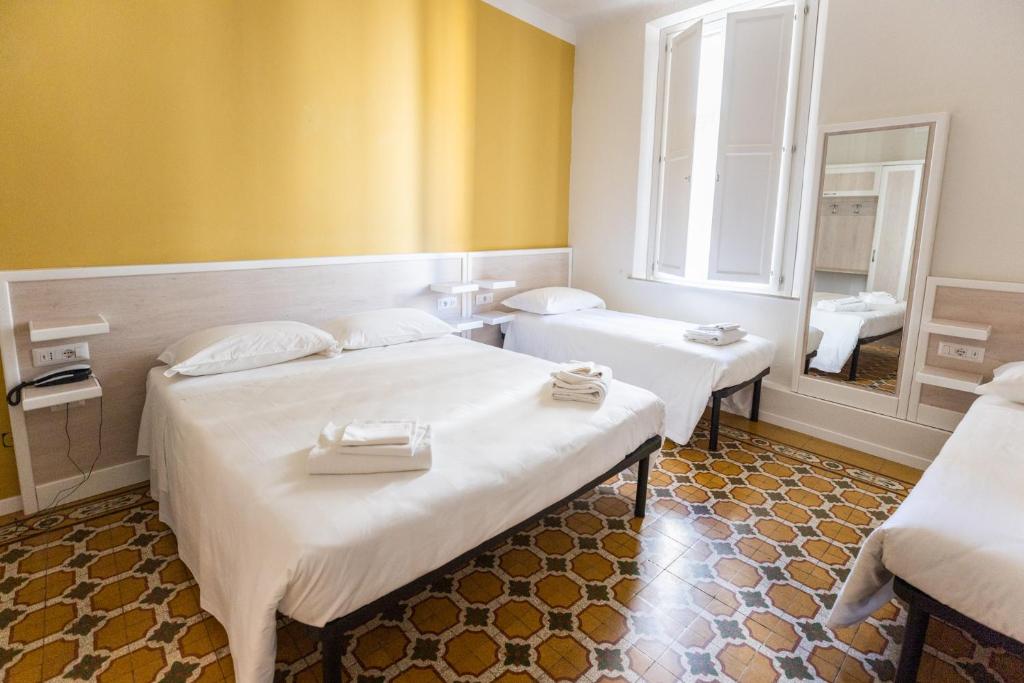 Łóżko lub łóżka w pokoju w obiekcie Albergo Centrale
