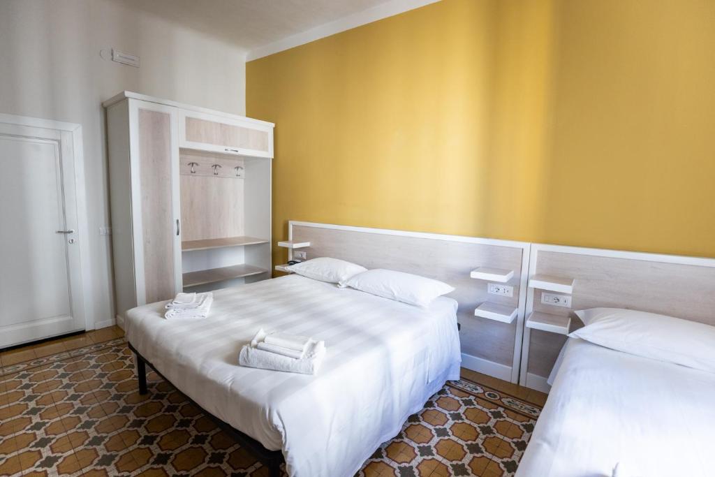 Łóżko lub łóżka w pokoju w obiekcie Albergo Centrale
