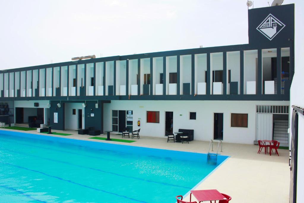 un edificio con piscina frente a él en Académico do Sal, en Espargos