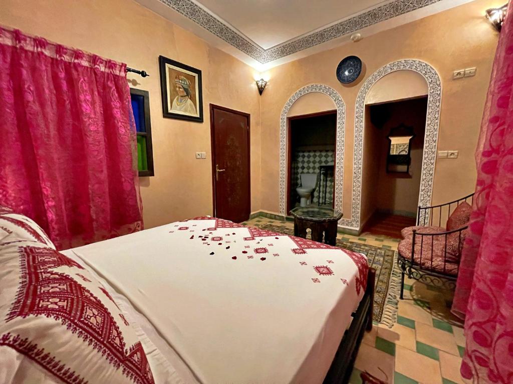 Postel nebo postele na pokoji v ubytování Riad Dar Guennoun