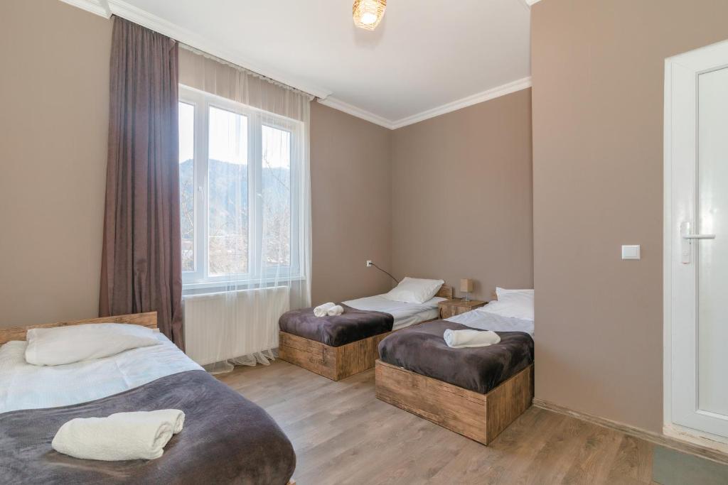 Postel nebo postele na pokoji v ubytování Guest House Check in Borjomi
