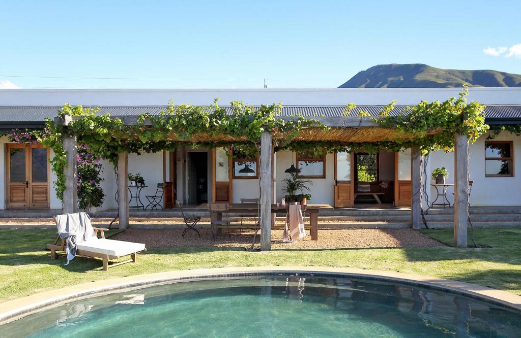 una casa con piscina en el patio en BoPlaas Country Cottages, en Wellington