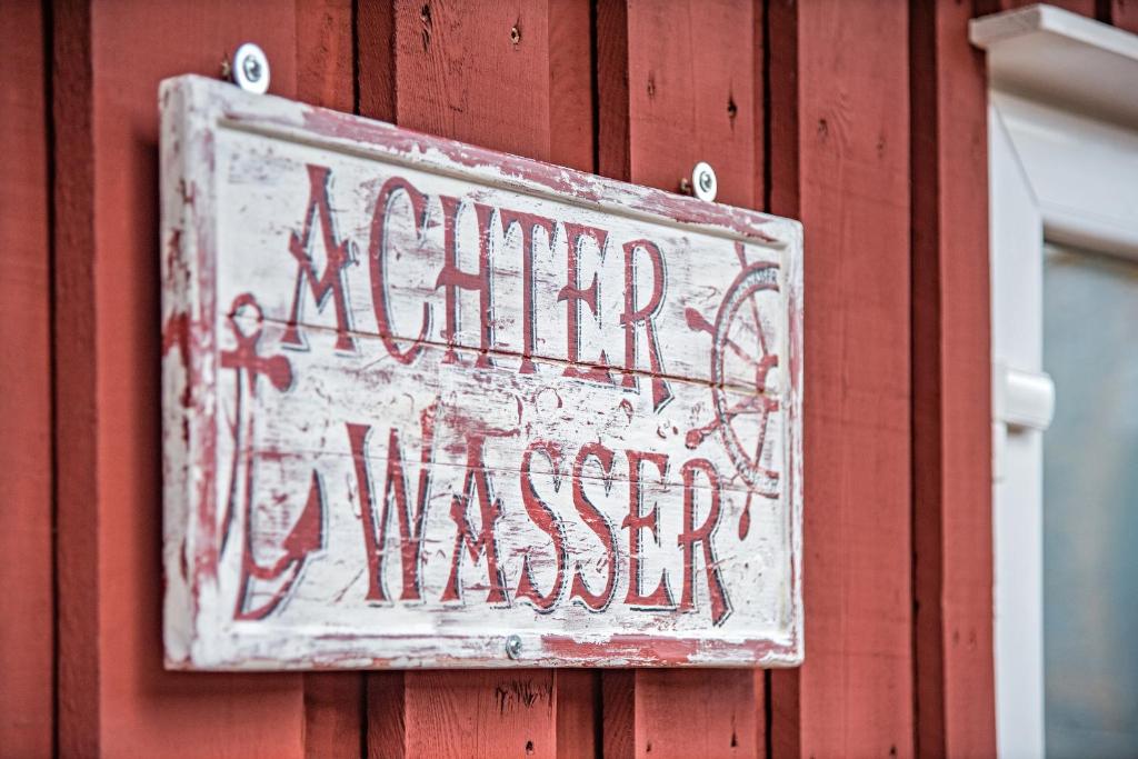 ユッケリッツにあるAchterwasserの赤い建物の看板